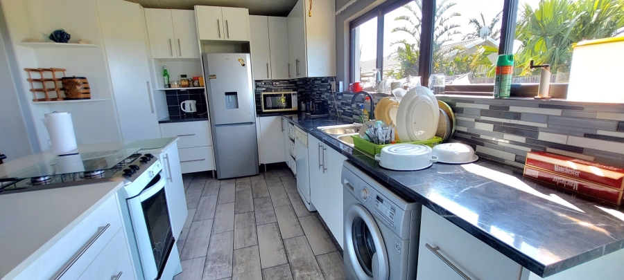 5 Bedroom Property for Sale in Sunrise On Sea Eastern Cape